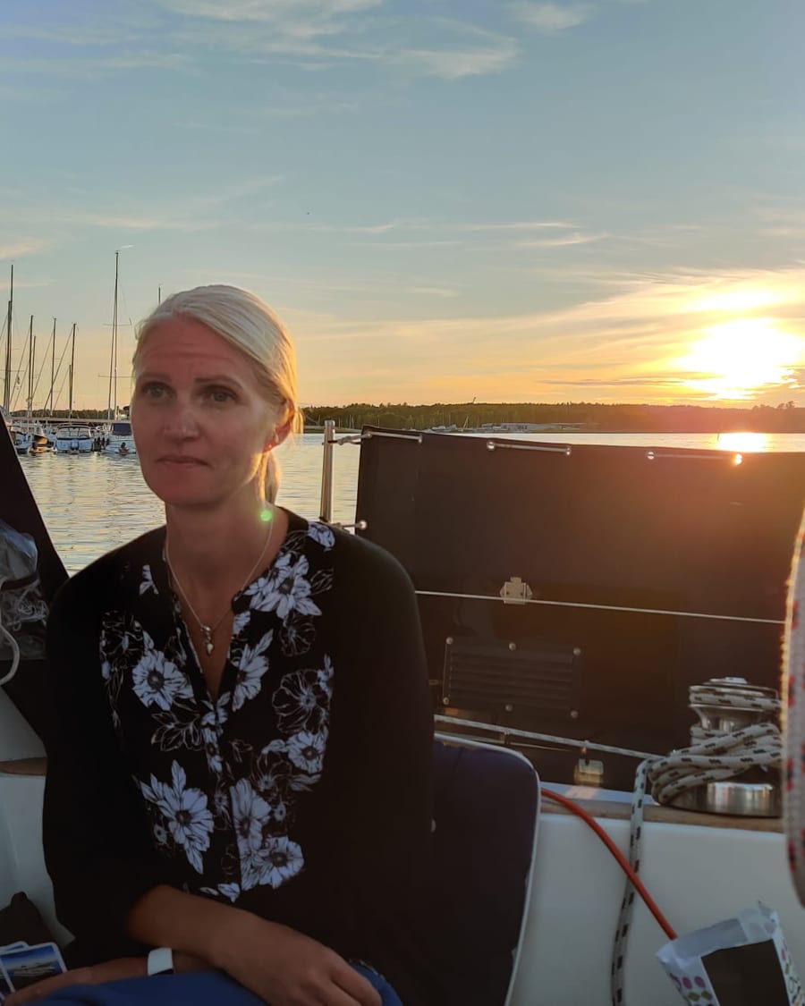 Henna Heinonen, Kotipalvelu Hellän perustaja ja yrittäjä, veneessä auringonlaskussa